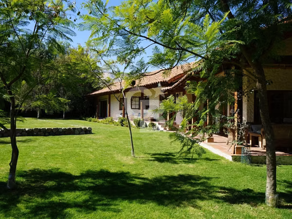 Encanto y Calidez | Jardín y Quincho en Exclusivo Cond.