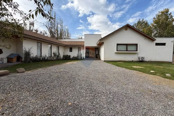 Casa de 320 m2   5 dorm  4 baños. parcela 5000 m2