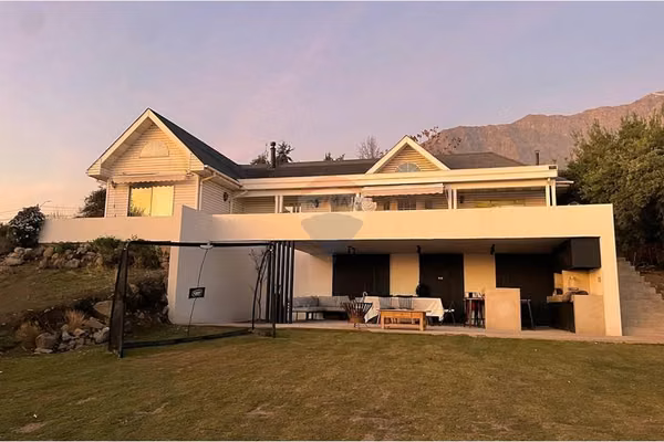 Venta de hermosa y acogedora casa  en , peñalolén.
