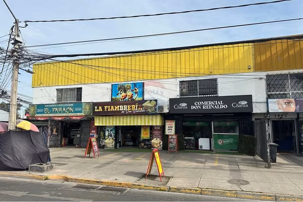 Esquina 6 locales comerciales av pajaritos
