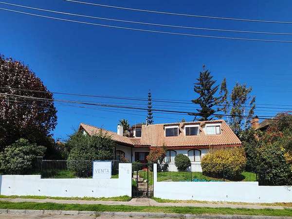 ¡Elegante Casa Familiar de Dos Pisos! (162804)