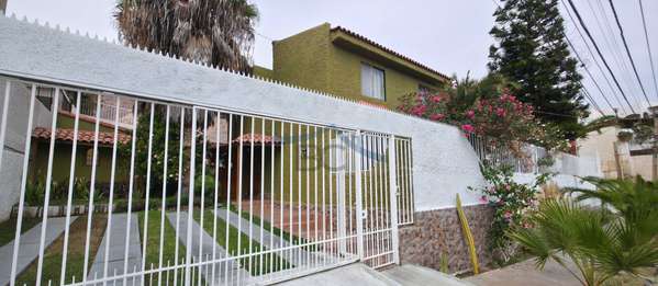 Se vende hermosa casa en Jardines del Sur. (163144)