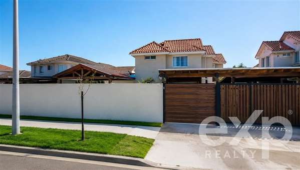 Casa Remodelada con Piscina en Laguna del Sol