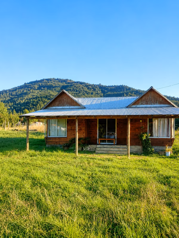 SE VENDE PARCELA 2,4 ha. CON CABAÑA, 3D /1B ,Ruta K-595, 10 km de camino internacional C115