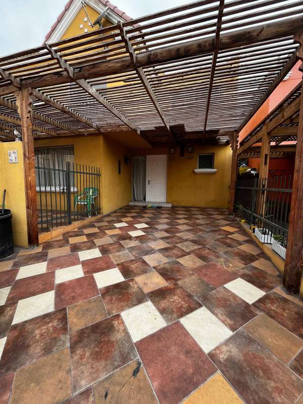 Moderna Casa con Excelente Conectividad (163787)