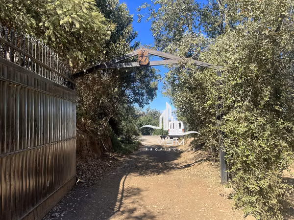 Oportunidad se Vende parcela, con gran quincho, piscina y paltos en produccion