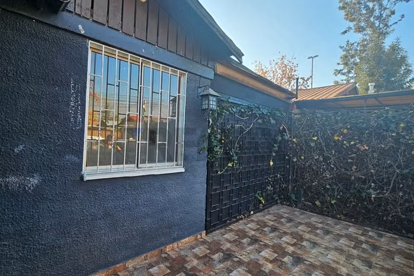 Tu hogar ideal en la reina: casa remodelada .