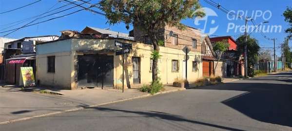 Vende casa 3D 1B 1E con patio, cercana a metro Dorsal