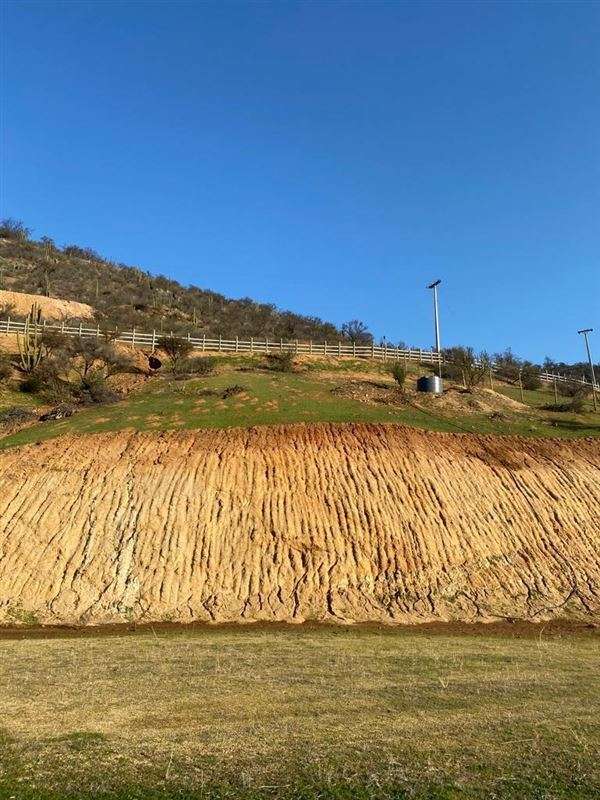 HERMOSO SITIO EN CURACAVI SEMI PLANO CERCADO Y CON MESETA