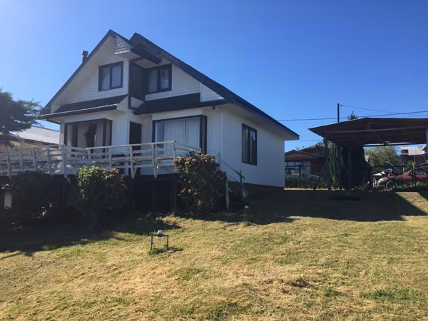 VENDE HERMOSA CASA, VISTA AL LAGO (REGION LOS RIOS)