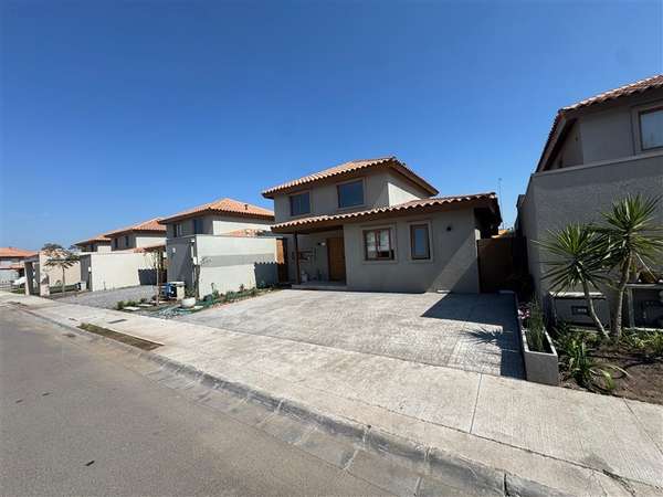 MODELO CABURGUA EN CONDOMINIO LOS NIDALES DE CHICUREO NORTE