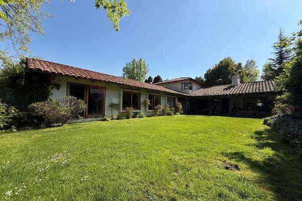 Casa con 1400m2  en lo barnechea