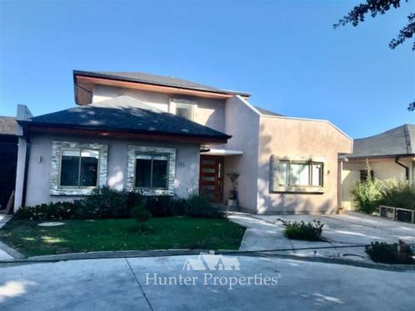 se vende moderna casa en condominio privado, calle 10 norte.