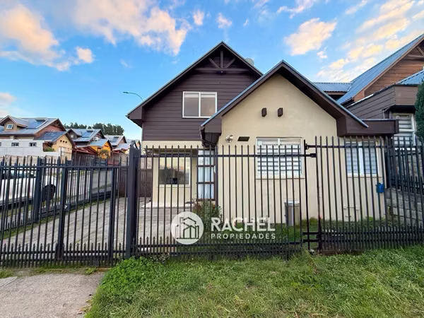 SE VENDE LINDA CASA CON EXCELENTE MANTENCIÓN- Sector Las Mariposas