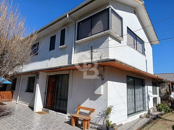 Excelente Casa de dos pisos / Barrio Los Domínicos