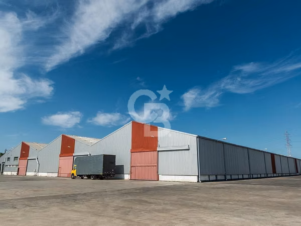 Gran bodega en arriendo en sector logístico