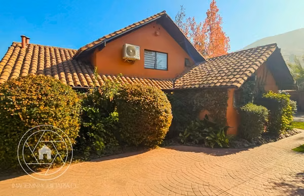 OPORTUNIDAD!!! Vende Casa 2 Pisos, 5D, 5B. Piscina. Condominio Los Nogales Huechuraba