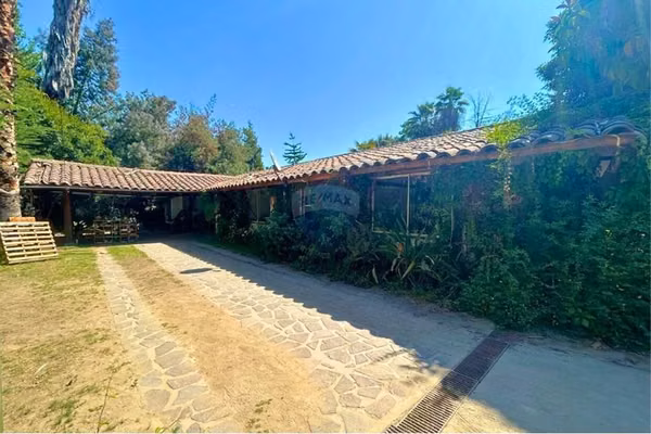 ¡amplio terreno con construcción en la reina!