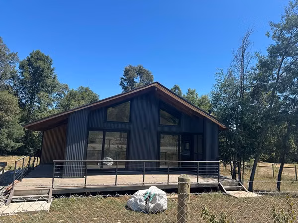 VENTA DE PARCELA 5.000 M2 CON CASA NUEVA, LUZ, AGUA… A 23 MINUTOS CENTRO DE VILLARRICA