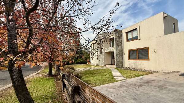 En venta estupenda casa en Brisas de Chicureo (166055)