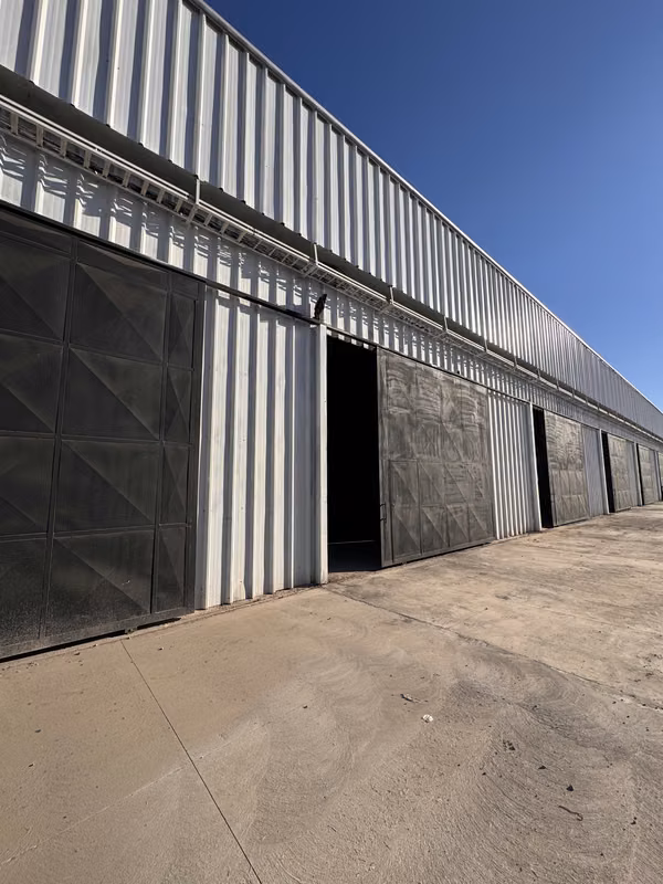 ARRIENDO BODEGAS COMERCIALES 22O M2