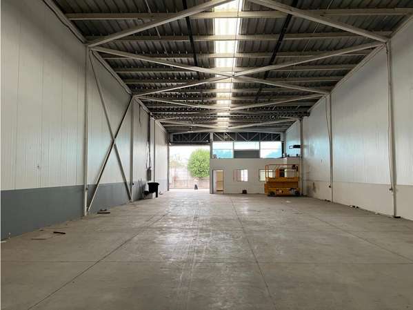 Arriendo bodega c/of de 390 m², Los Libertadores, Quilicura.