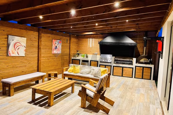Casa en condominio de 4d+4b con moderno quincho