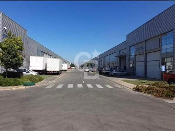 Gran bodega Industrial excelente conectividad