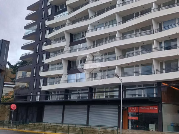 Locales en placa comercial cerca del Mall Paseo Costanera