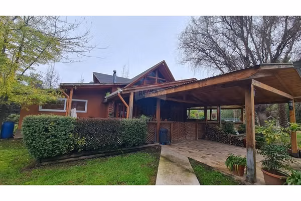 Parcela con 3 casas y gran piscina en linderos