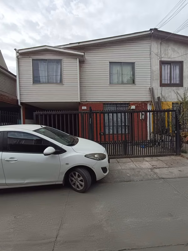 Av. Pablo Neruda con Av. Alberto Hurtado,  casa cinco dormitorios,  dos baños