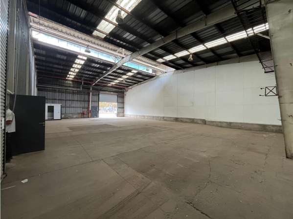 Arriendo bodega de 380 m² en Parque Industrial de Quilicura.