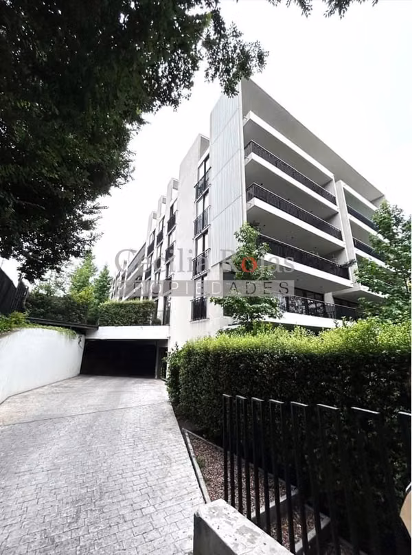 SE VENDE DEPARTAMENTO MODERNO EN CONDOMINIO PARQUE LOS ALERCES | LA DEHESA