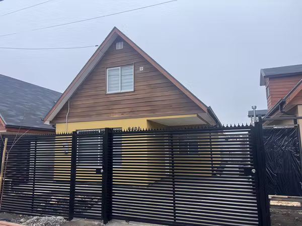 Arriendo hermosa casa, nueva, 3 dormitorios, 2 baños y estacionamiento.