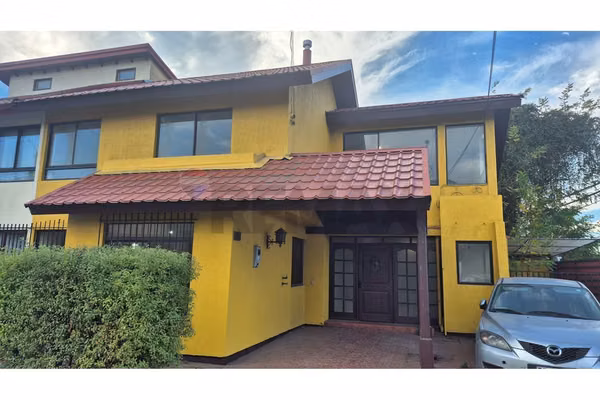 Casa amplia en huertos familiares