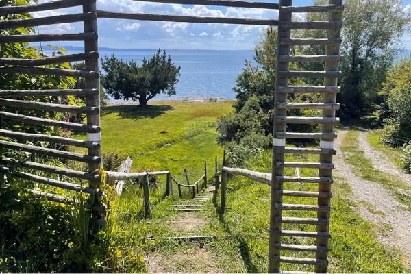 Maravillosa parcela con vista y bajada al lago