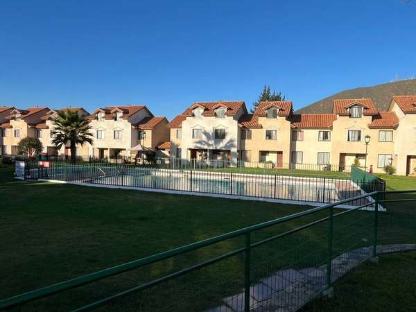 Casa en Condominio Familiar – San Joaquín (127052)