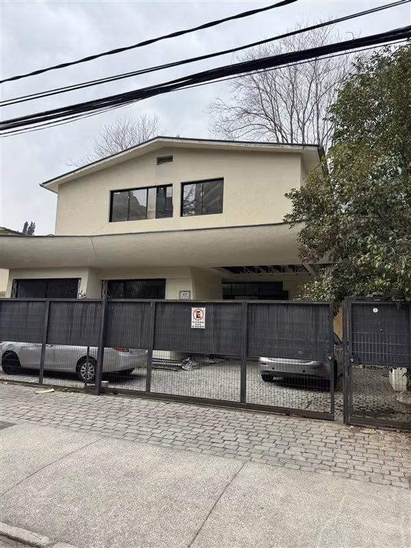Casa en arriendo de 16 dorm. en Las Condes