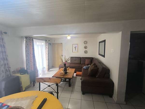 Se vende Casa habitacion 3 dormitorio 1 baño Sala de estar, y bodega, con baño con porton indenpendiente que puede ser Usado para negocio .sado para