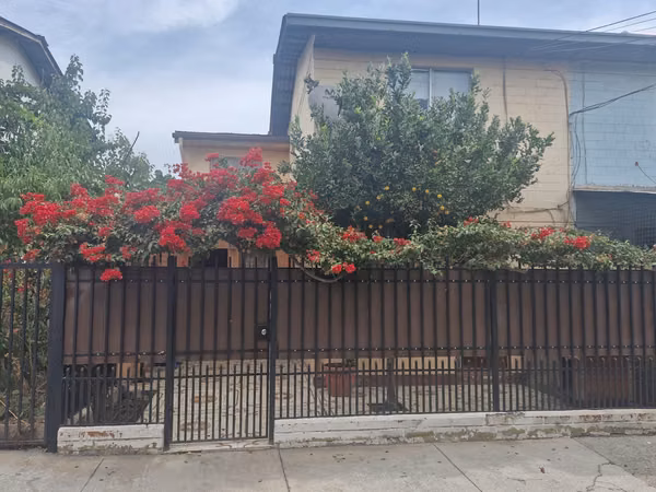 Grace Kelm Vende casa en excelente estado remodelada dos pisos 3 d/ 2 baños/estacionamiento y patio en Peñaflor.