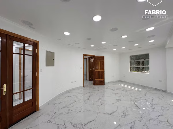 GRAN CASA COMERCIAL, FULL REMODELADA / 215 M2