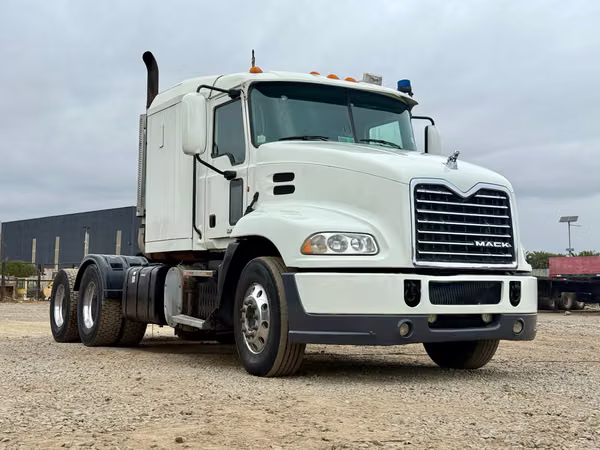 2015 Tractocamión Mack Pinnacle CXU613 – con Kit Hidráulico – Transmisión AT mDrive - Blanco