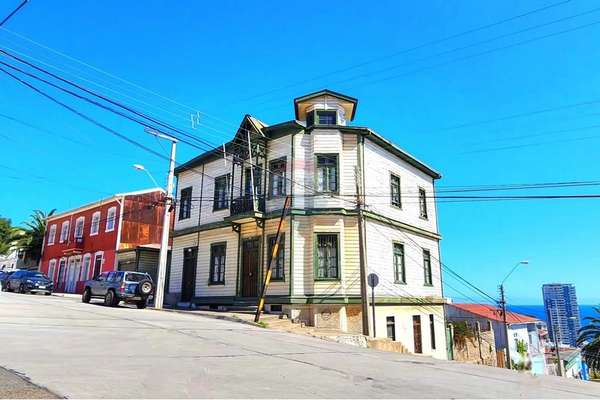 Se vende casona con viviendas interiores