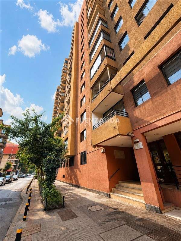 Depto. en venta de 2 dorm. 2 baños y estacionamiento en Stgo