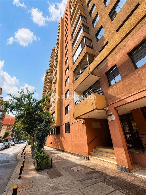 Depto. en venta de 2 dorm. 2 baños y estacionamiento en Stgo