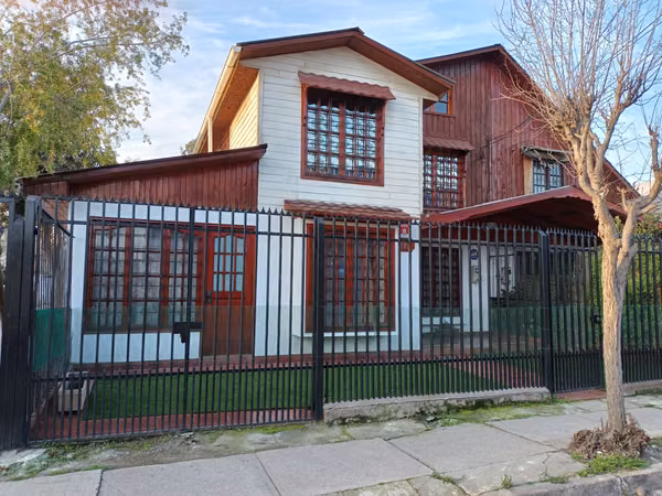 AMR PROPIEDADES ARRIENDA AMPLIA Y CÓMODA CASA 5D 3B ESTAR PASOS PLAZA SUR
