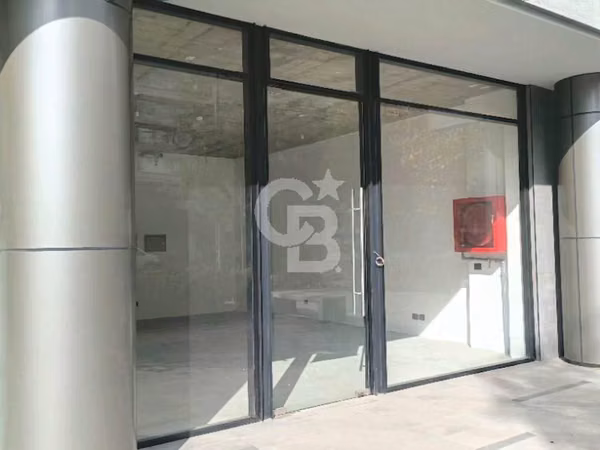 Local Comercial Moderno y Estratégico en Arriendo. CBG