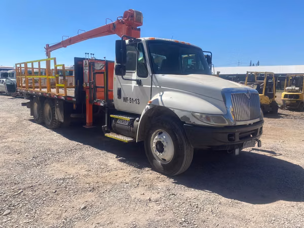 CAMION PLUMA Marca: INTERNATIONAL Modelo: 4400 Año: 2006