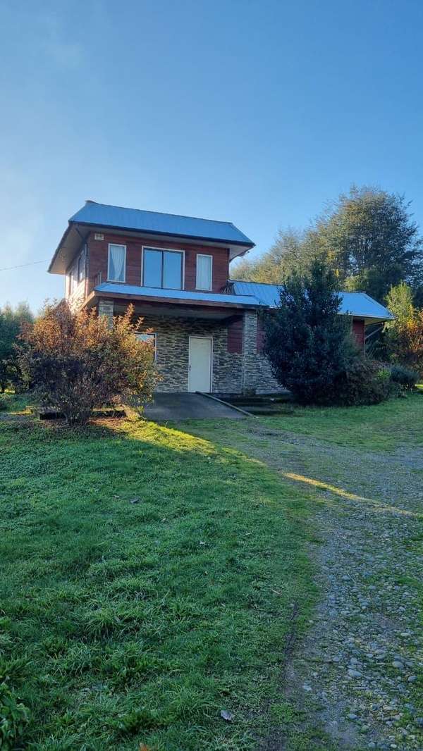CASA FAMILIAR EN PARCELA DE MEDIA HA STA ANA VALDIVIA