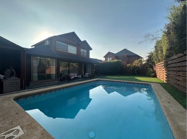 Venta de casa amplia en condominio las Pircas, Peñalolén alto